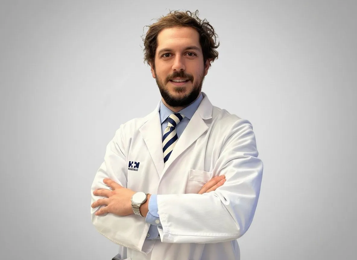 Dr. Alfonso Prada con bata de HM Hospitales